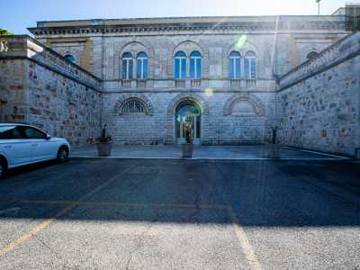 � facile distinguere la parte pi� antica del monastero, contraddistinta da finestre bifore...